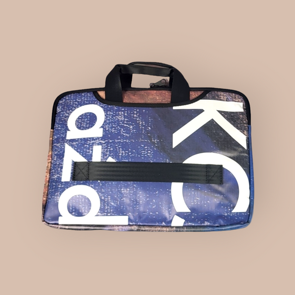 Futerał na laptopa 15'' z banerów A07